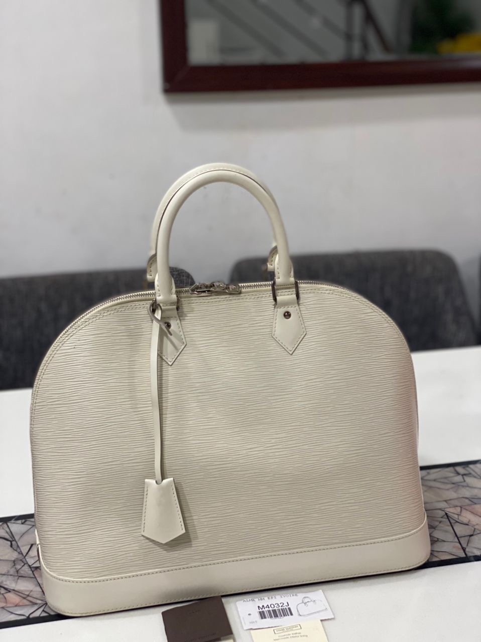 Authentic LOUIS VUITTON Alma MM Epi - 3