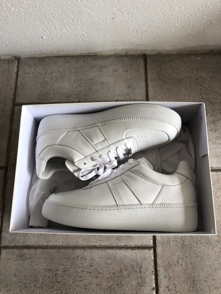 Low-Top White Sneaker - 7