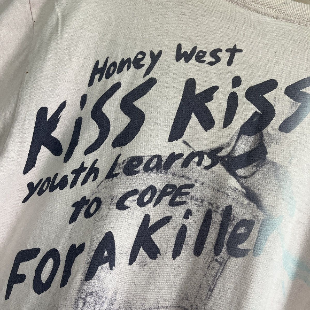 Vintage - Honey West 1960s Drama Series Kiss Kiss For A Killer TShirt - 12