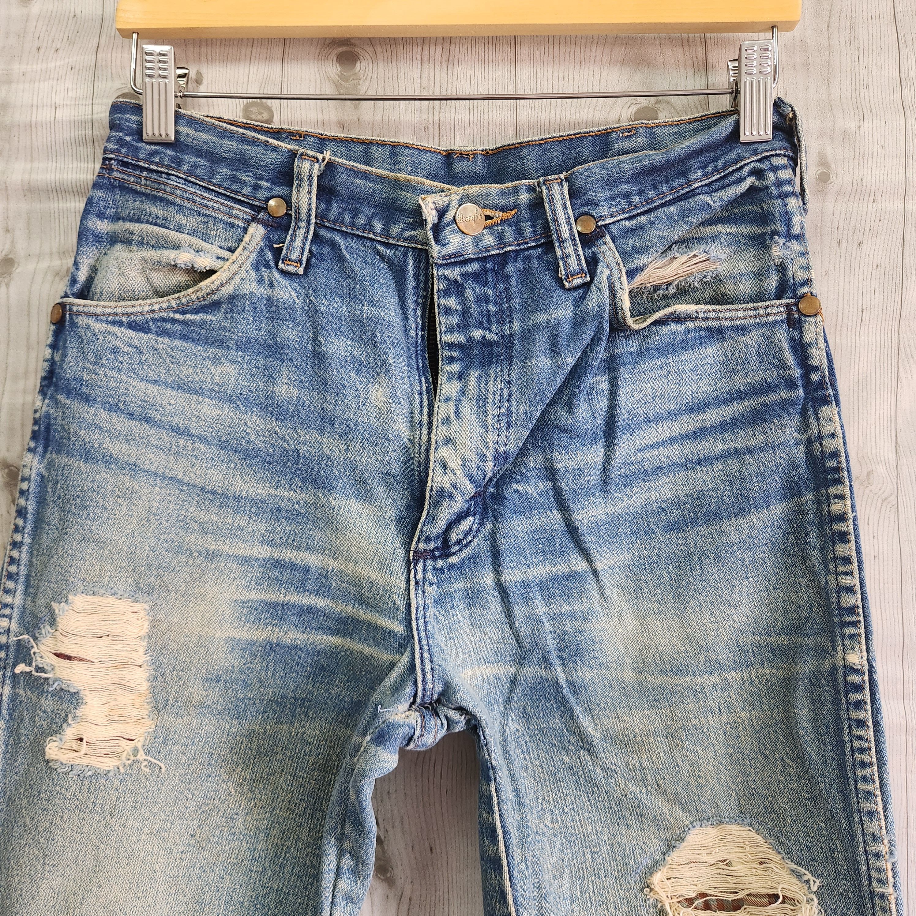 Distressed Denim Wrangler Straight Cut - 20