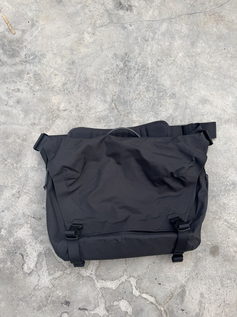 ARCTERYX LEAF 15L Courier Bag Nylon Black Messenger - 1