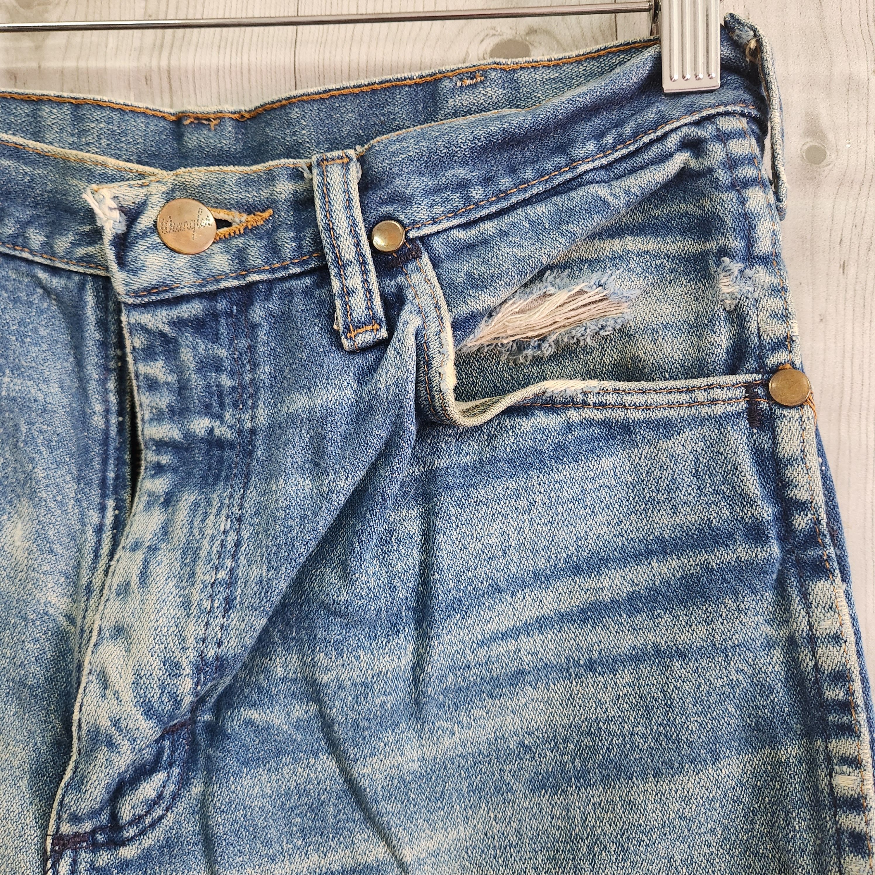 Distressed Denim Wrangler Straight Cut - 18