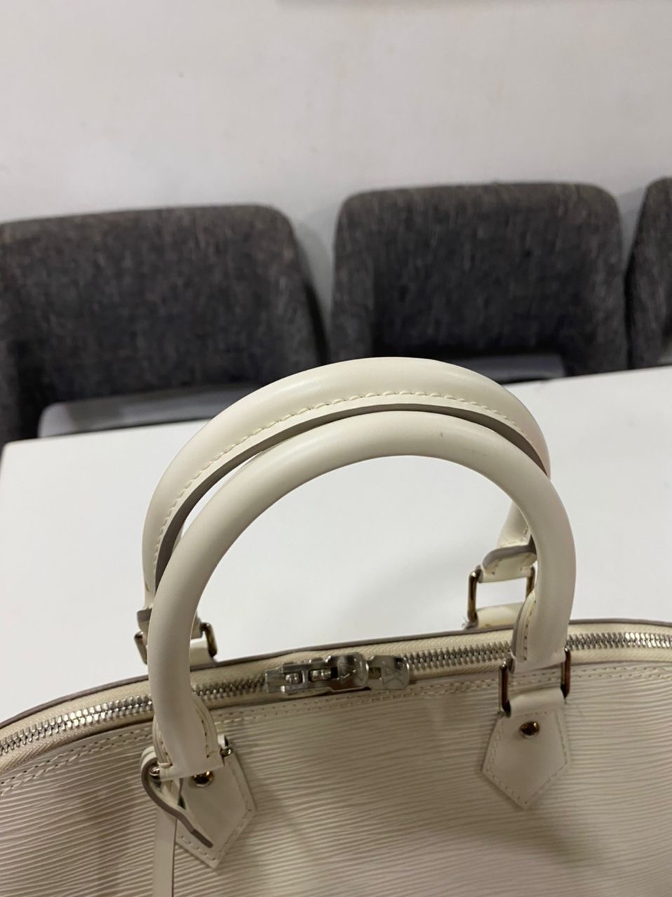 Authentic LOUIS VUITTON Alma MM Epi - 5