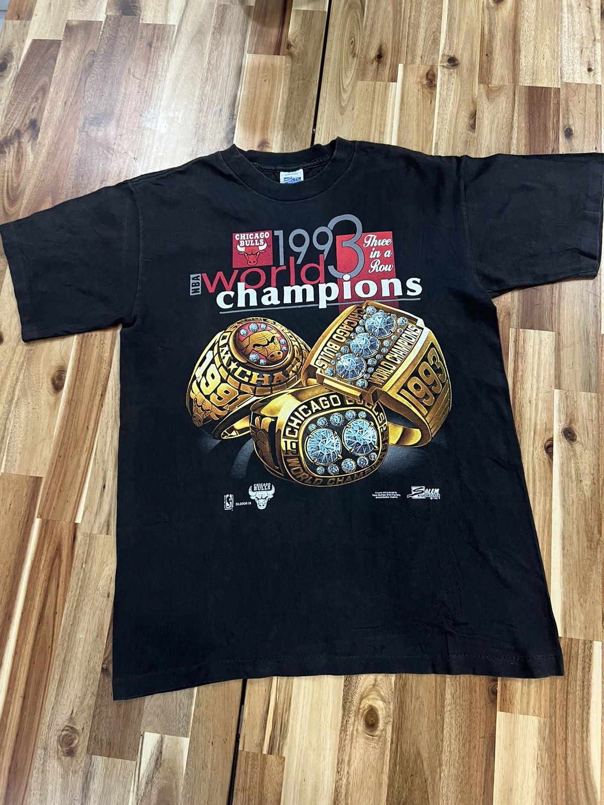 Vintage 90’s Chicagi Bulls Shirt - 1