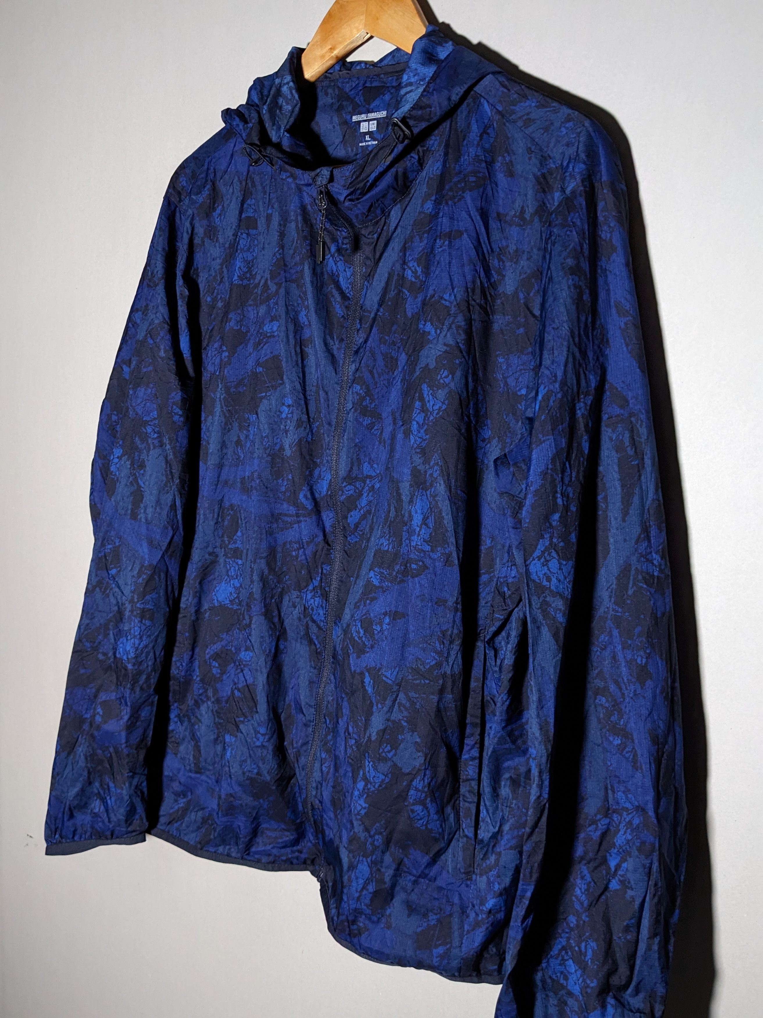 Uniqlo Meguru Yamaguchi Abstract Art Blue Windbreaker Jacket - 2