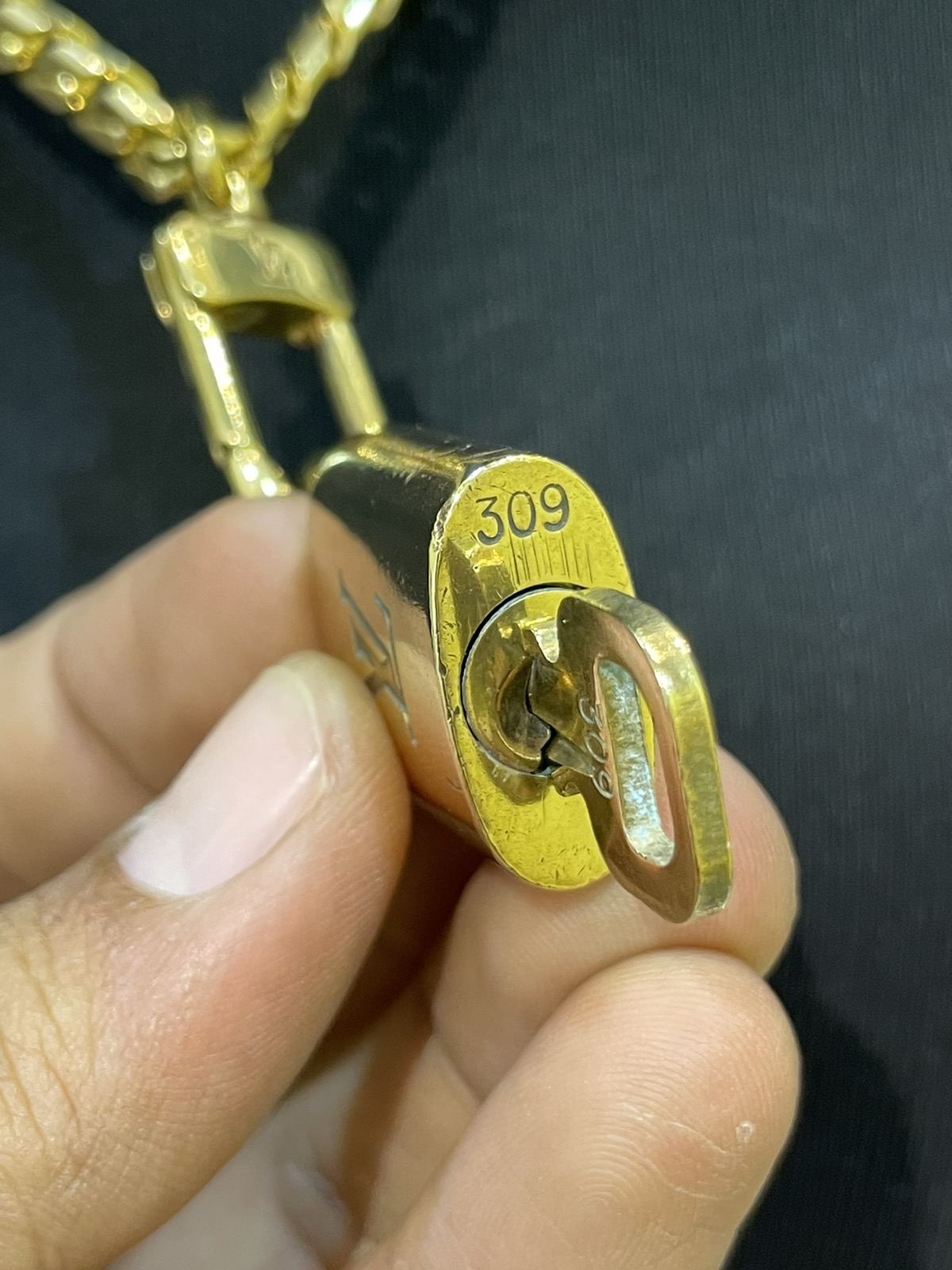 Louis Vuitton padlock / key / chain gold - 7