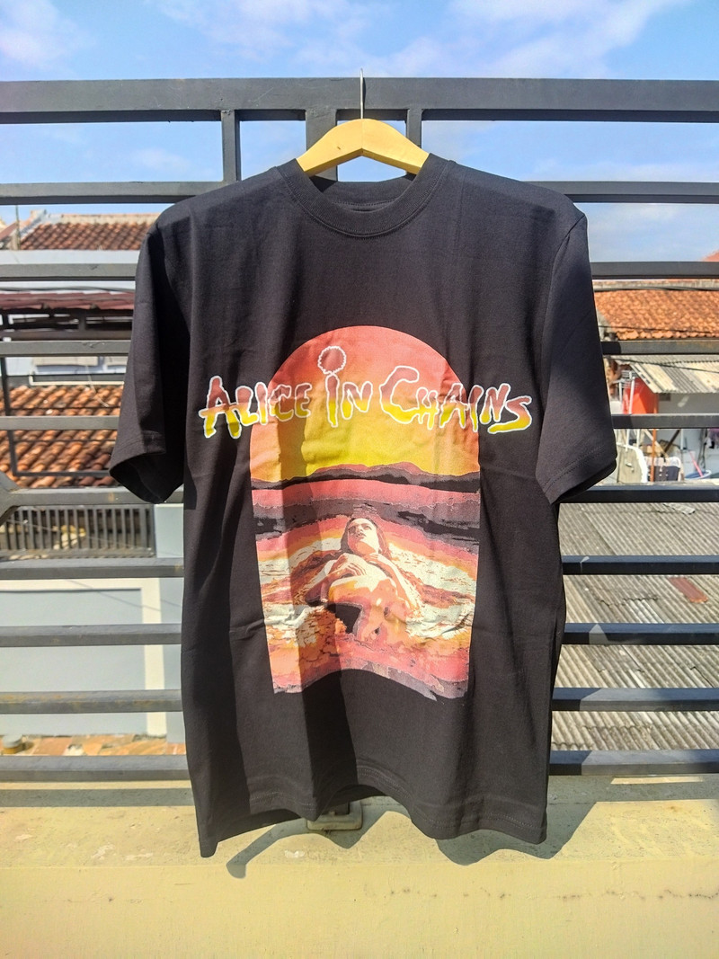 Bandtee
ALICE IN CHAINS bootleg europe
Size Large 55x74 - 1