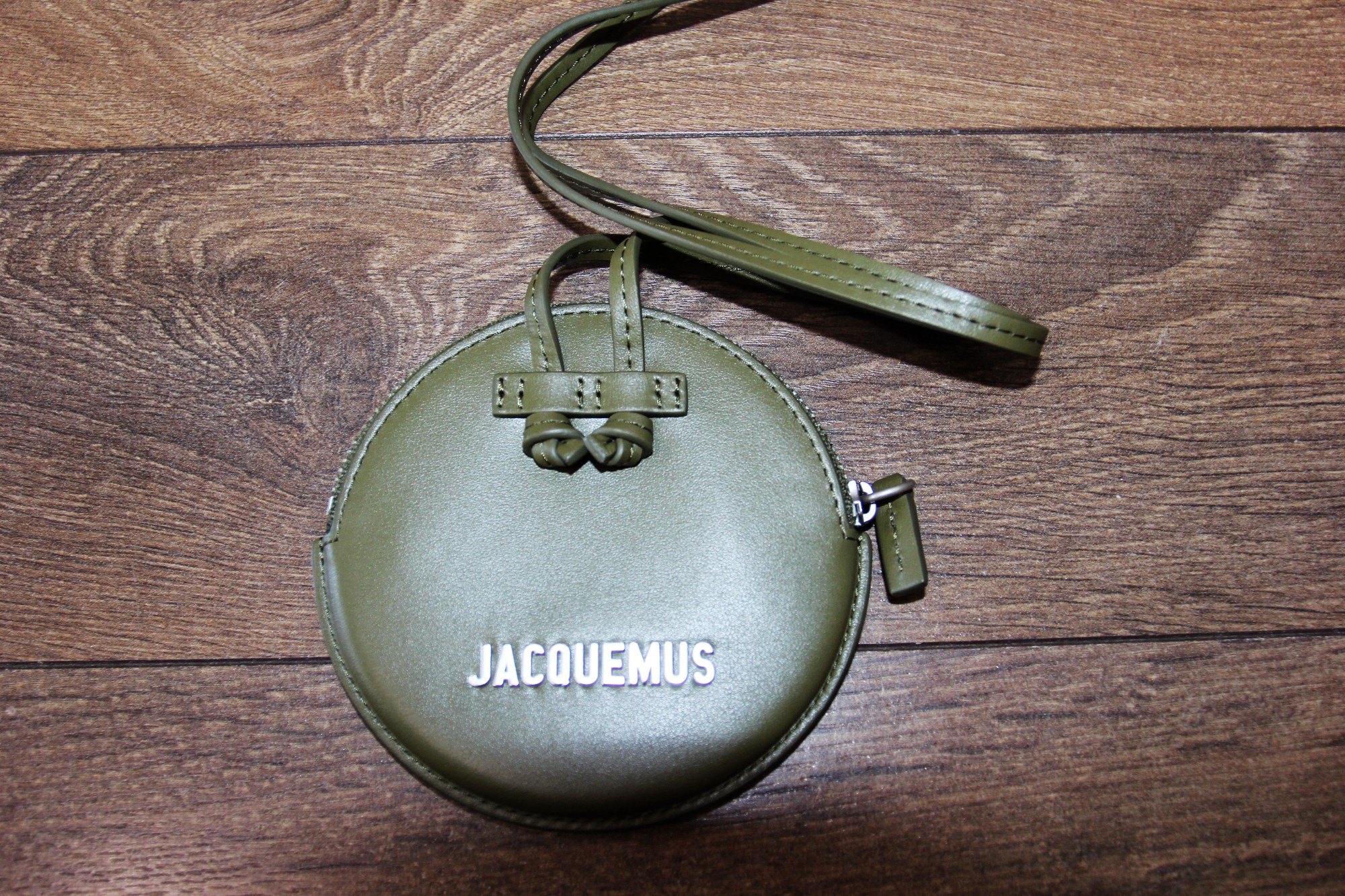 BNWT SS23 JACQUEMUS LE PITCHOU LEATHER CIRCLE NECK POUCH OLI - 2