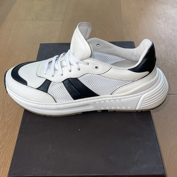 EUC - BOTTEGA VENETA Black & White
Men's Speedster Leather Sneakers Sz 44 - 6