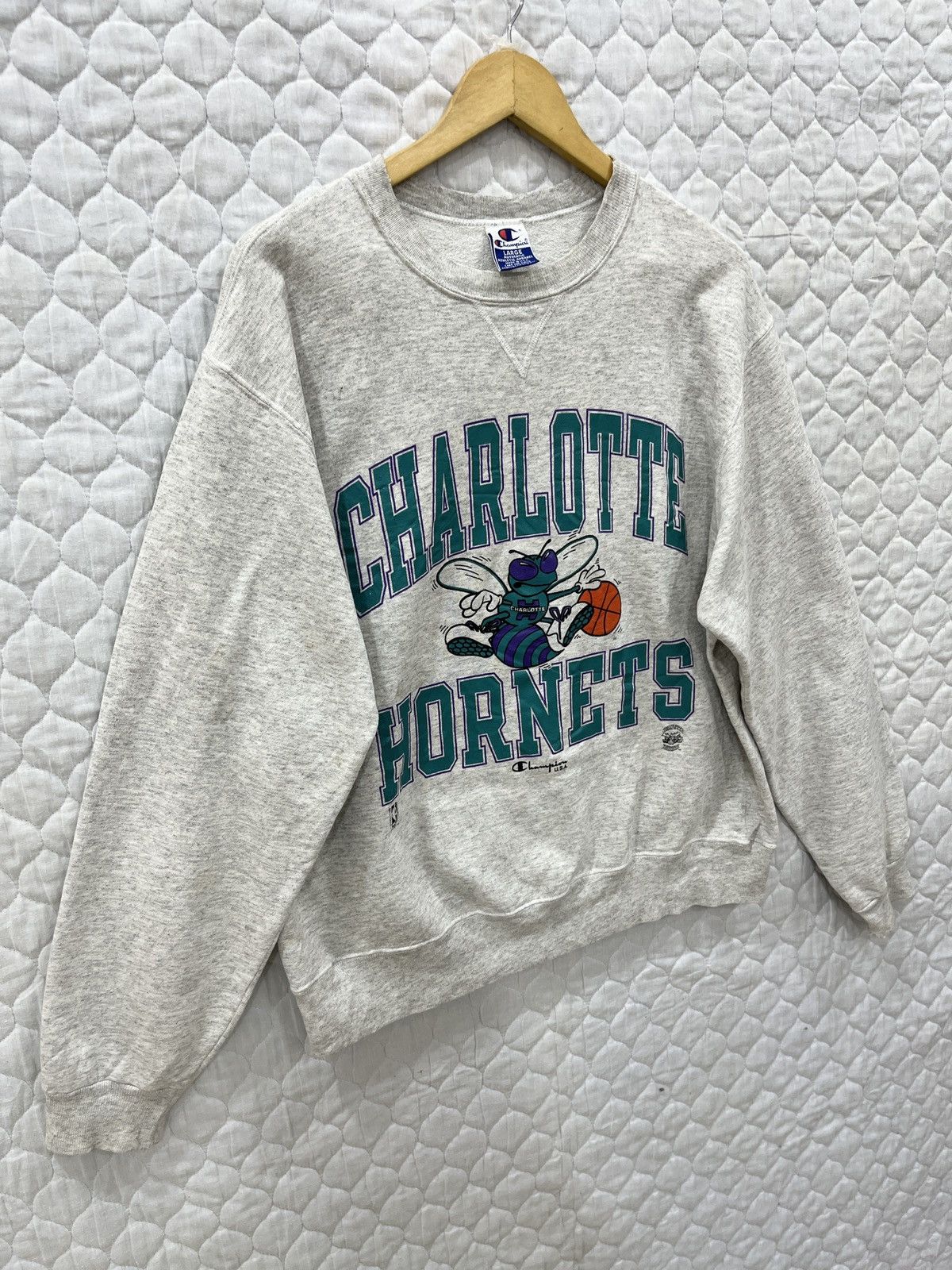 (Eeee).🔥🔥🔥STEALS VINTAGE CHAMPION NBA CHARLOTTE HORNETS - 3