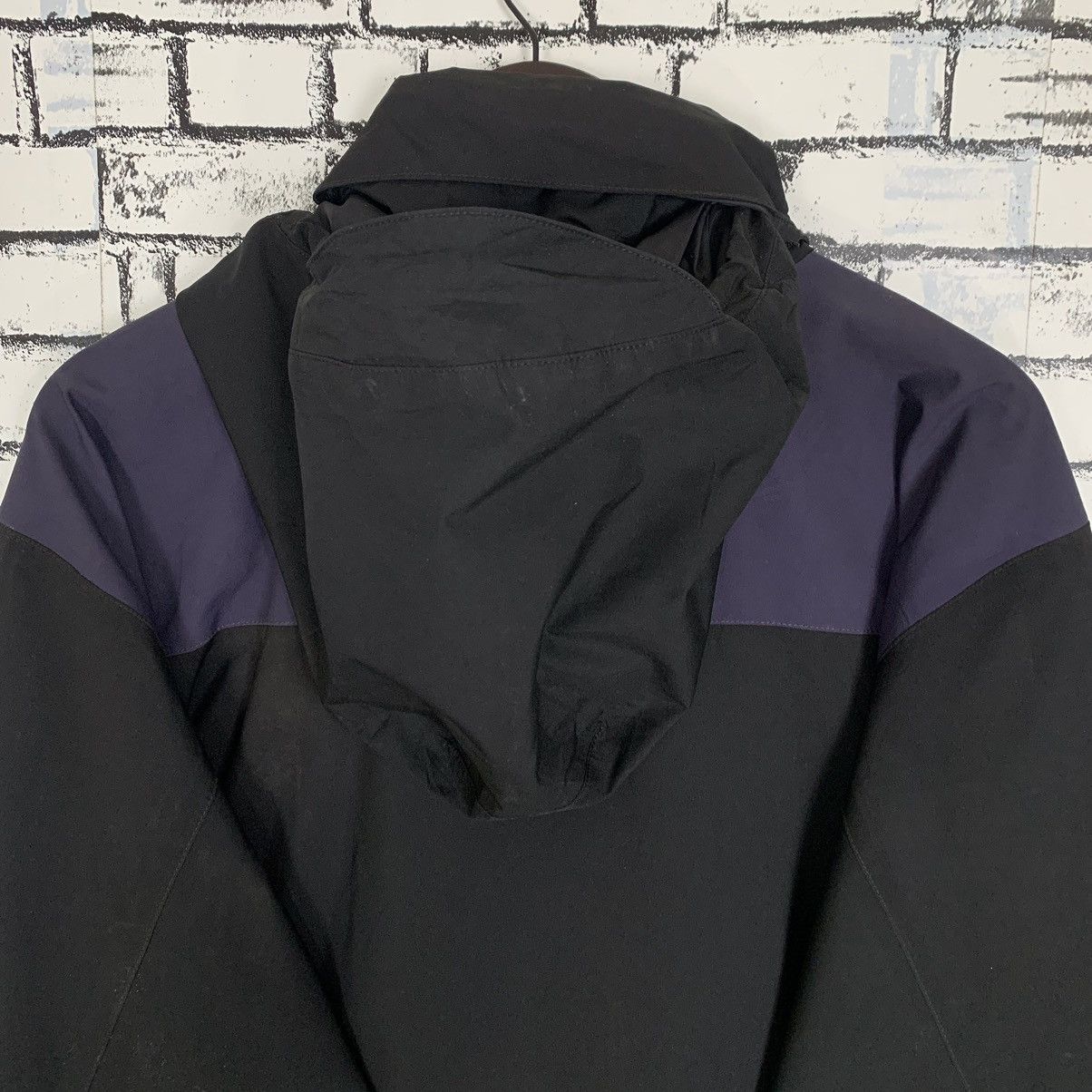 The North Face Outdoor Clothing Windbreaker Jacket - 11