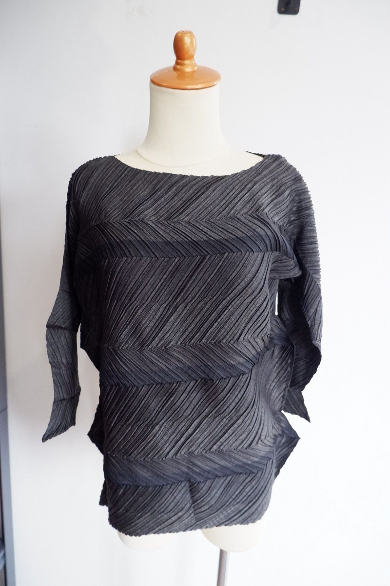 2010 Issey Miyake Asymetric Zigzag Pleats Blouse - 1