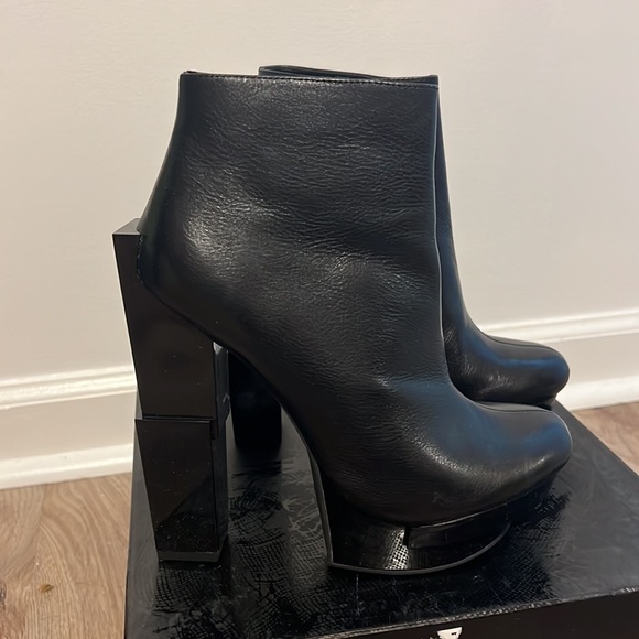 Dolce Vita Ori Black Leather Stacked Platform Booties - 9