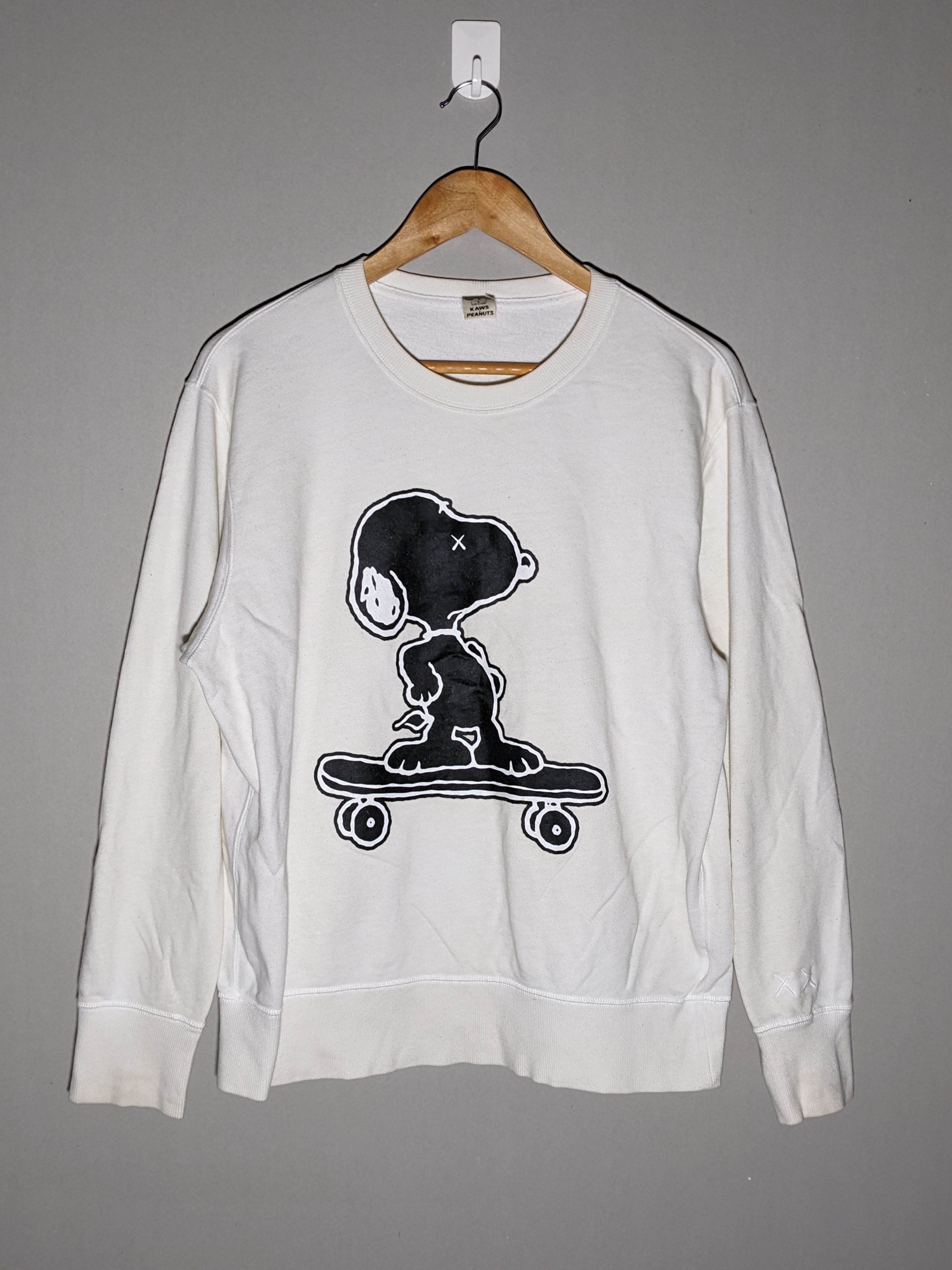 Uniqlo Kaws Snoopy Peanuts White Sweatshirt - 1