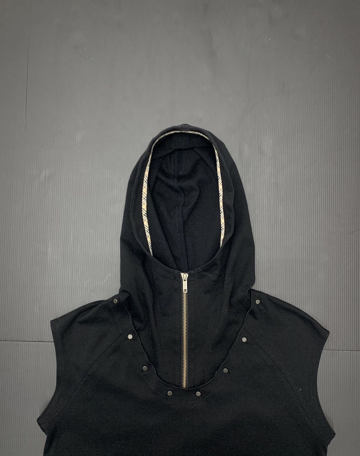 Burberry Sleveless Re attachment Hoodie - 5