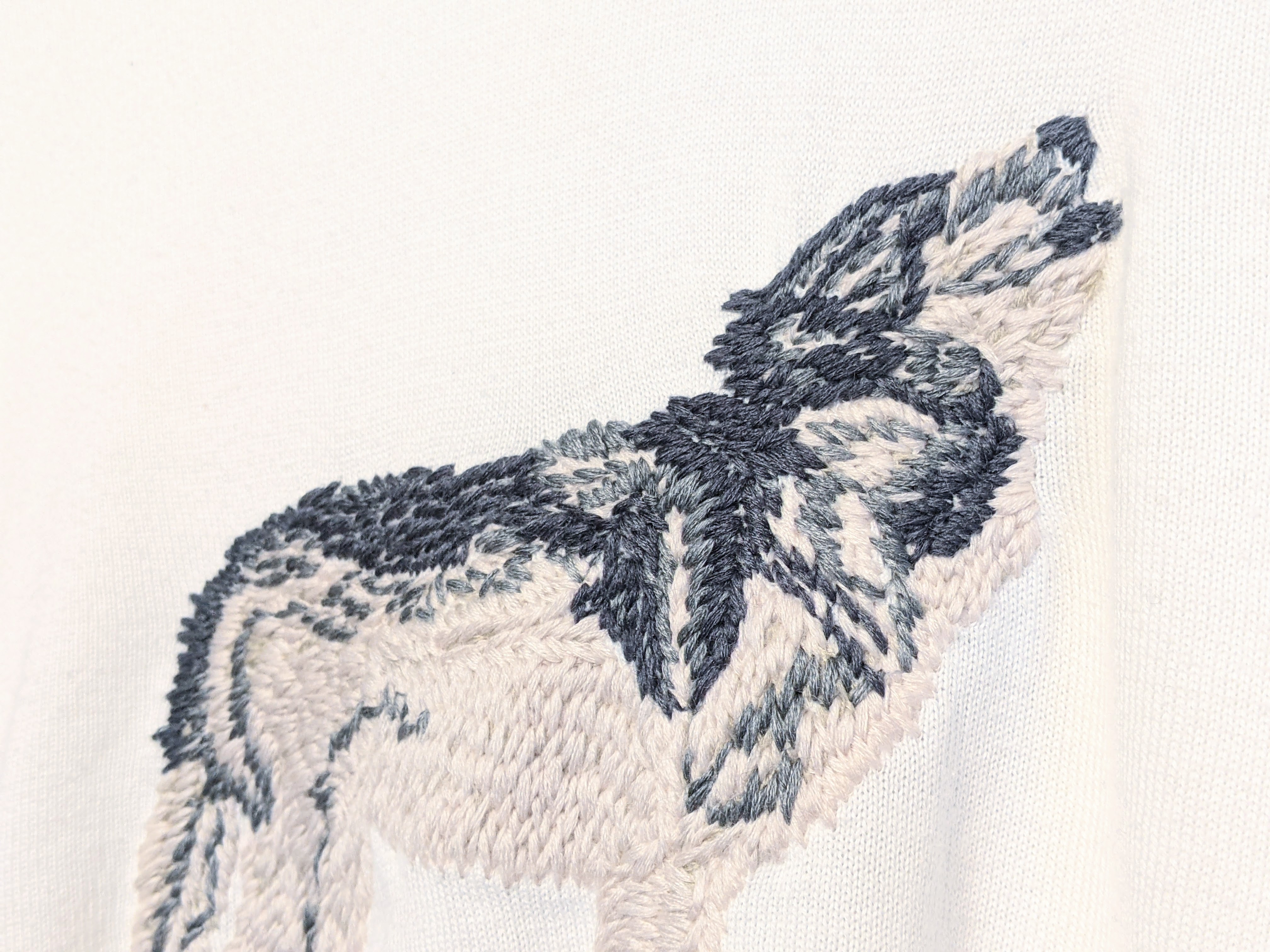 Digawel - Embroidered Wolf White Sweater - 3