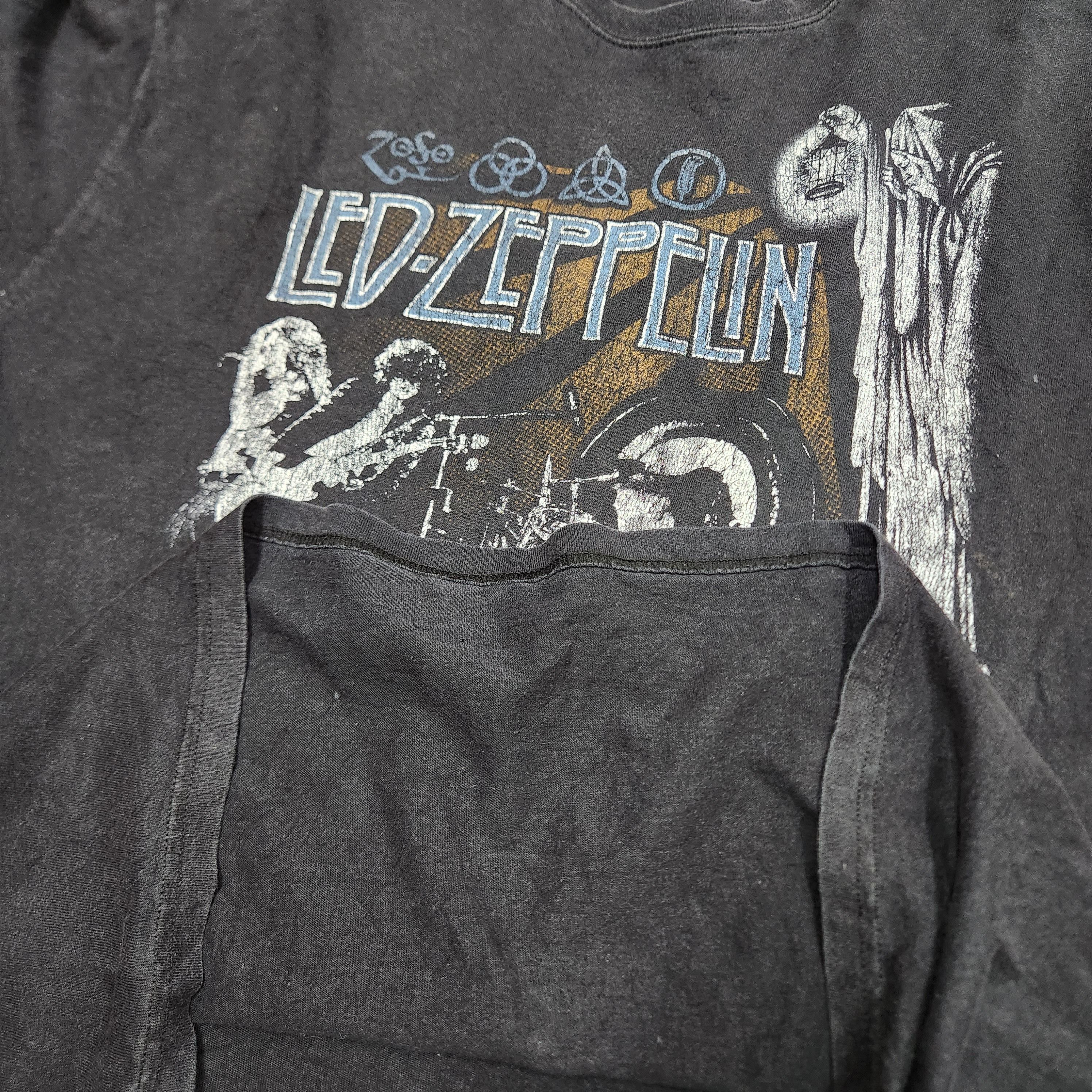 Vintage Y2K Led-Zeppelin Live In Concert 1975 - 11