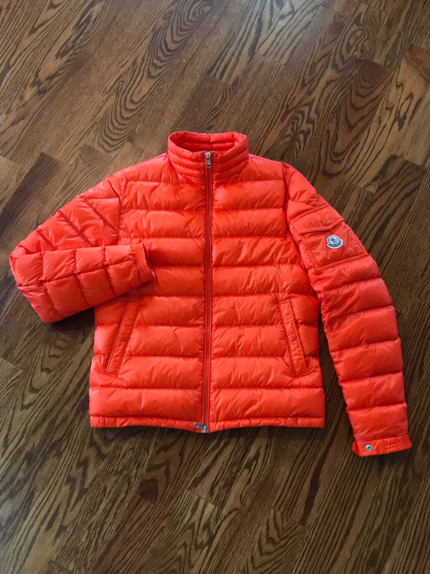 Moncler store lambot red