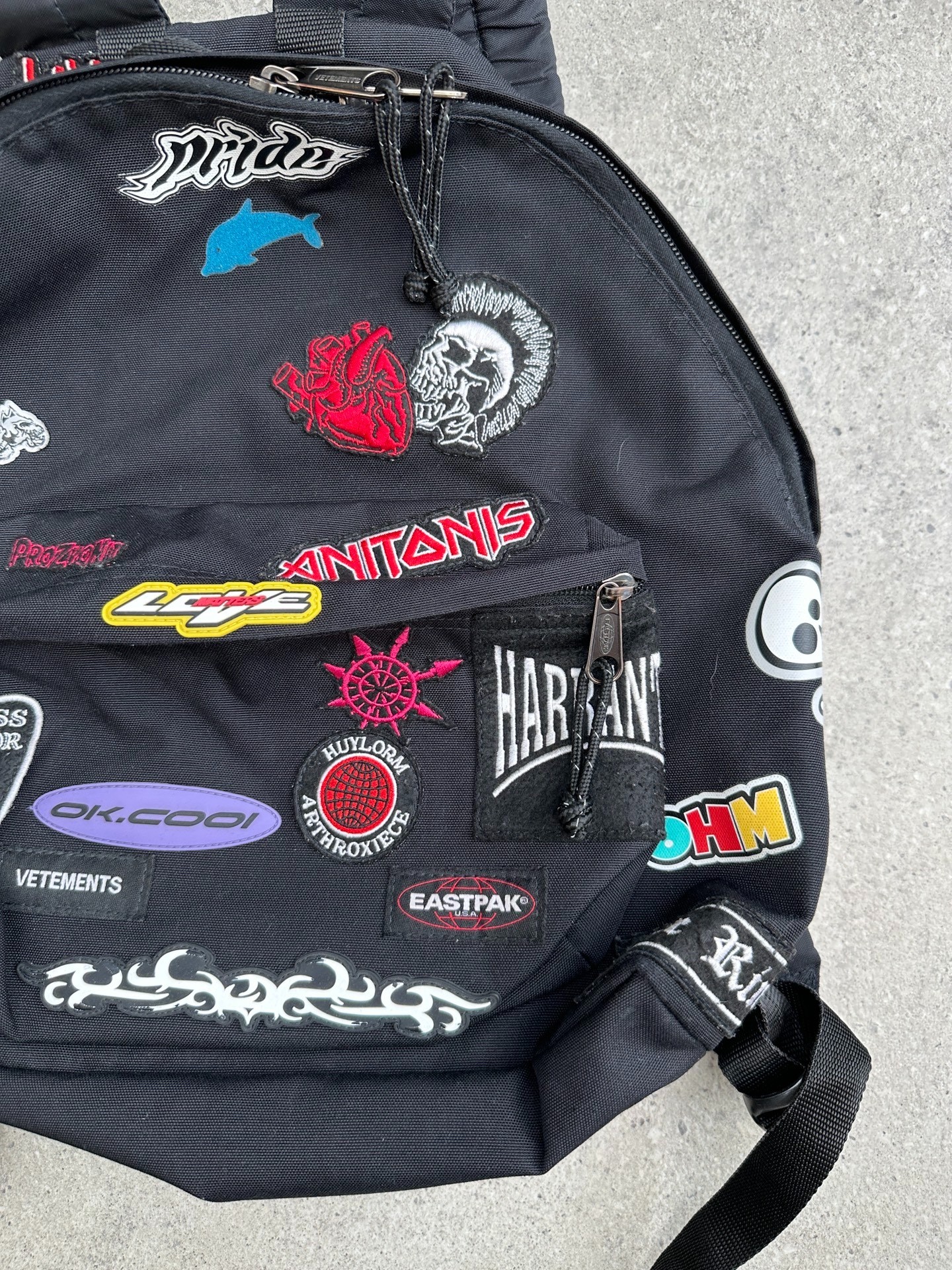 Vetements Graffiti Badge Backpack - 5