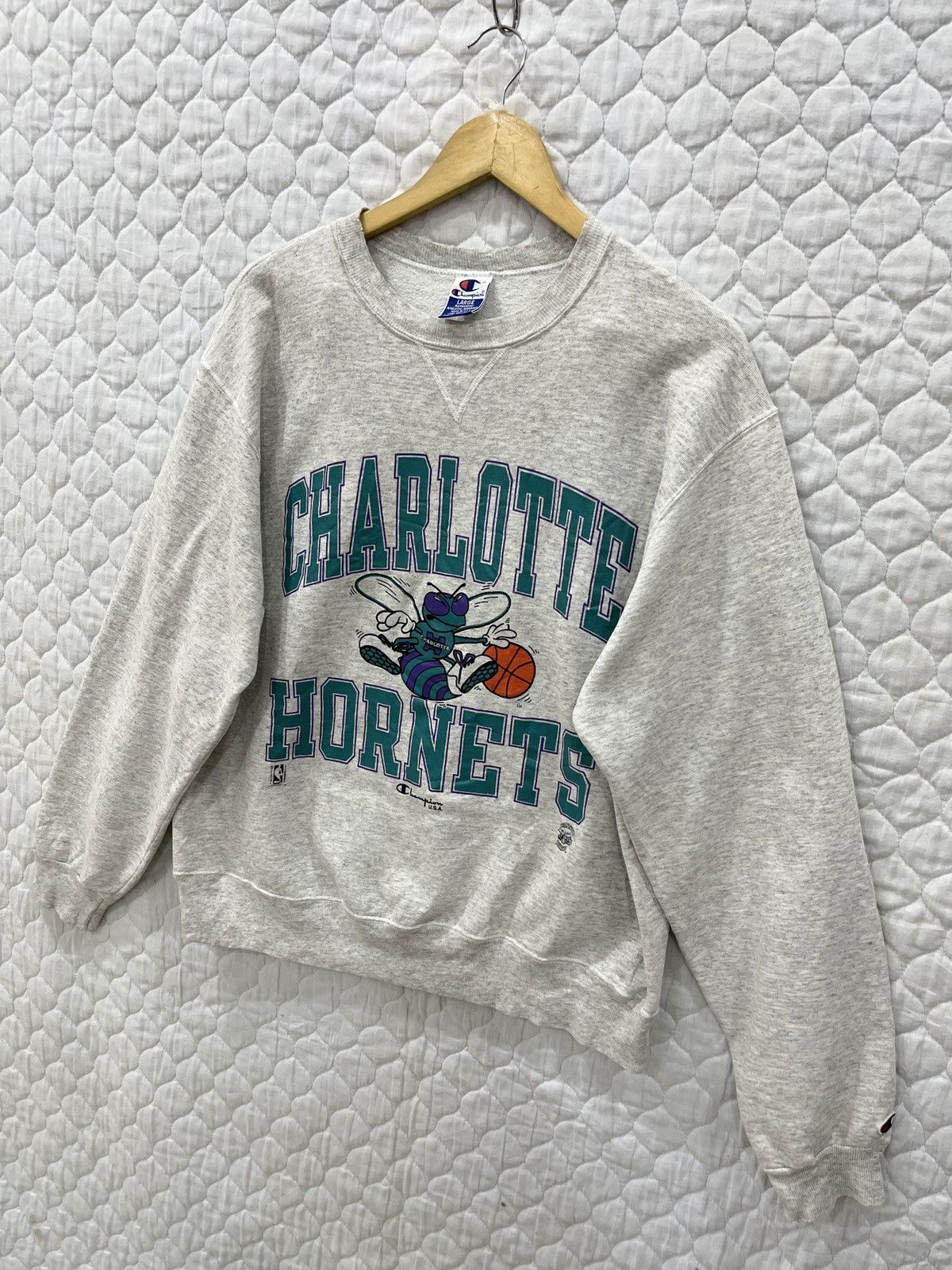 (Eeee).🔥🔥🔥STEALS VINTAGE CHAMPION NBA CHARLOTTE HORNETS - 2