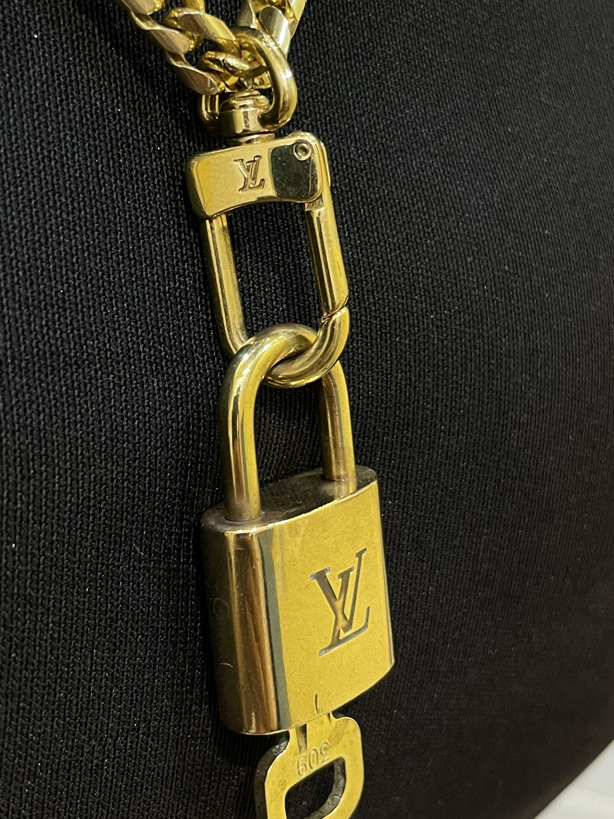 Louis Vuitton padlock / key / chain gold - 4