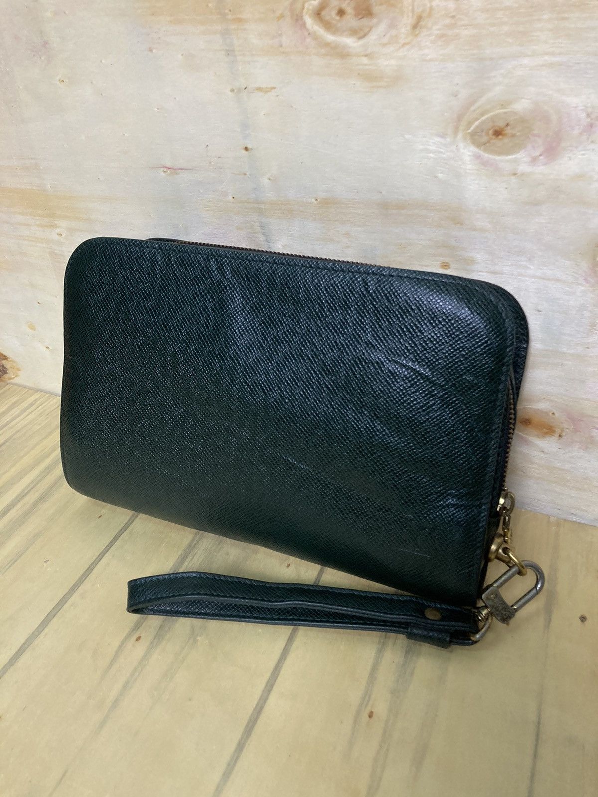 Louis Vuitton Taiga Baikal V I 0919 Clutch Bag - 3