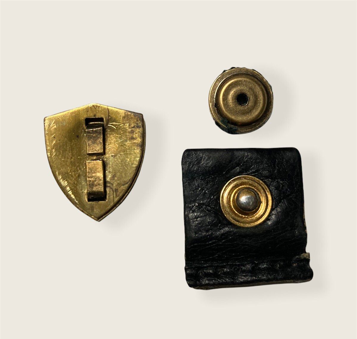 Gucci Crest Pin Emblem and Button Accessories - 5