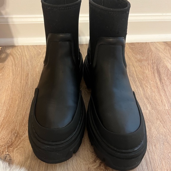 H&M Chunky Chelsea Boot - 9