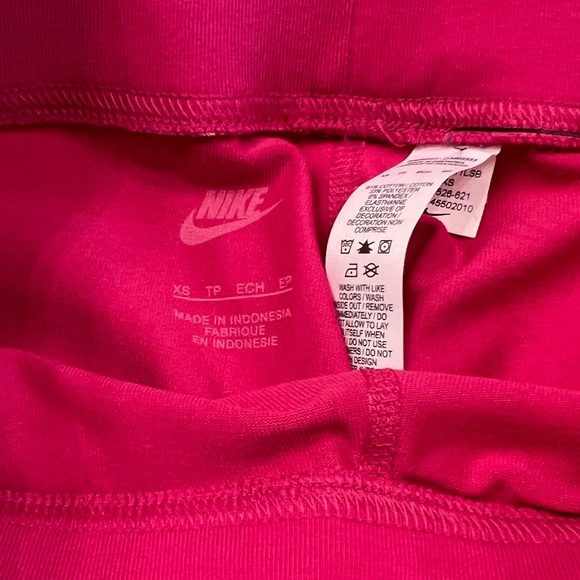 Nike Sportswear Essential
Women's Mid-Rise 10" Biker Shorts
Hot Pink XS - 3