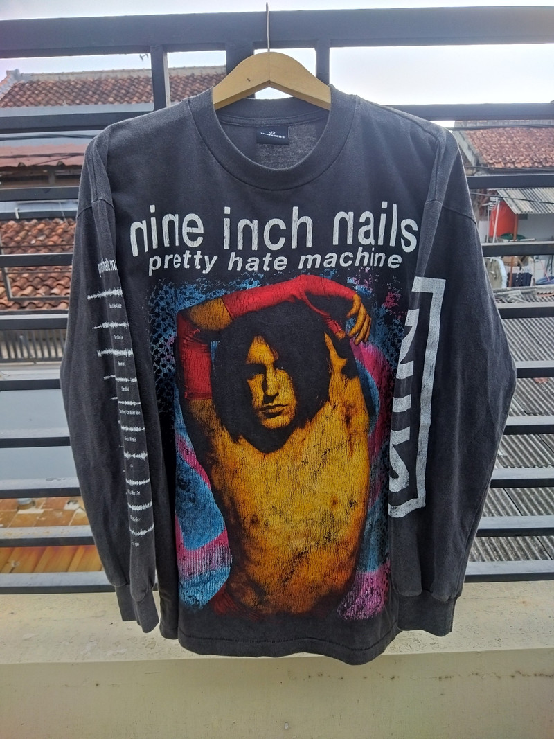 Bandtee Longsleeve
NINE INCH NAILS  bootleg "pretty hate machine"
Size osfa (one size fit all) - 1