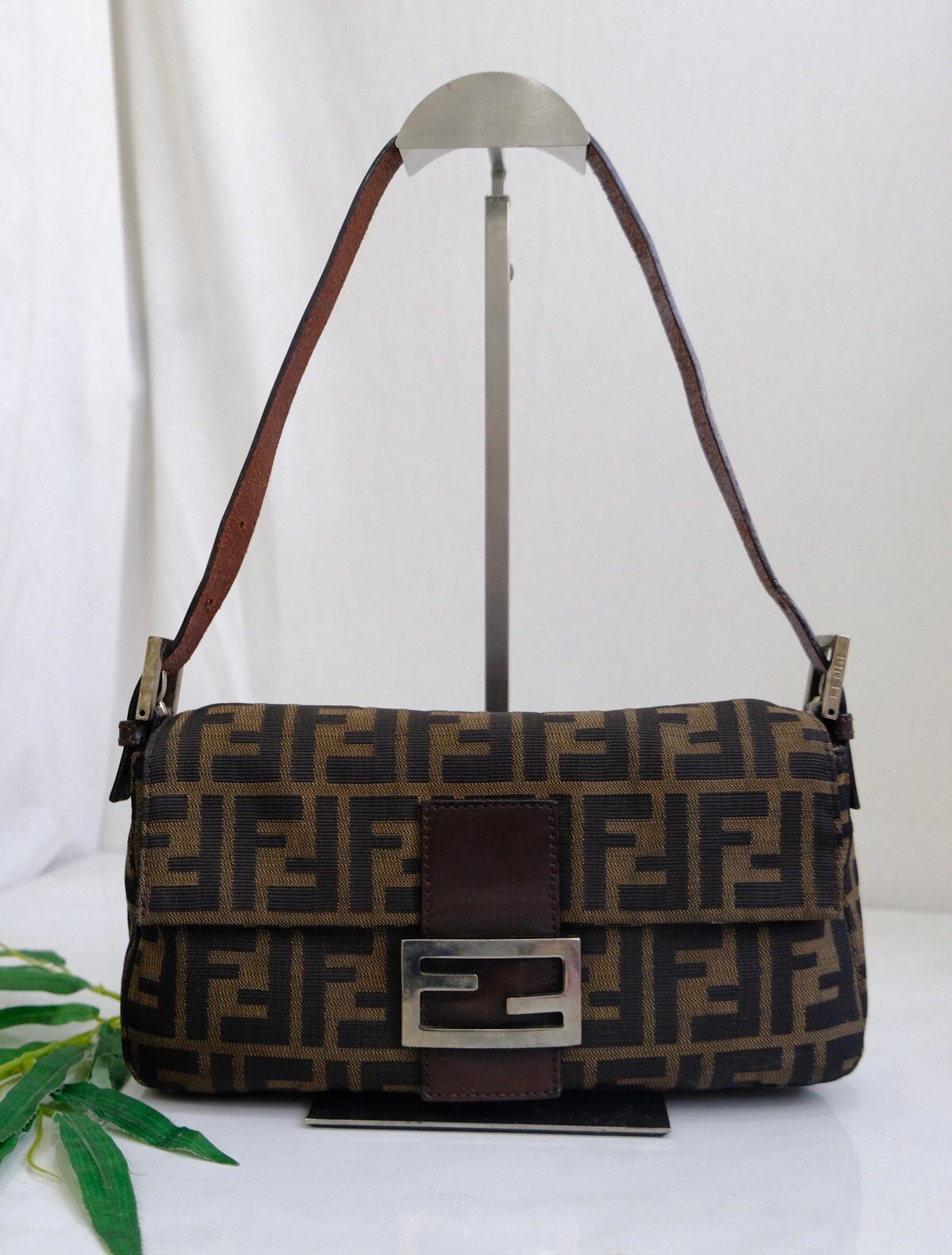 Authentic vintage Fendi baguette handbag. - 2