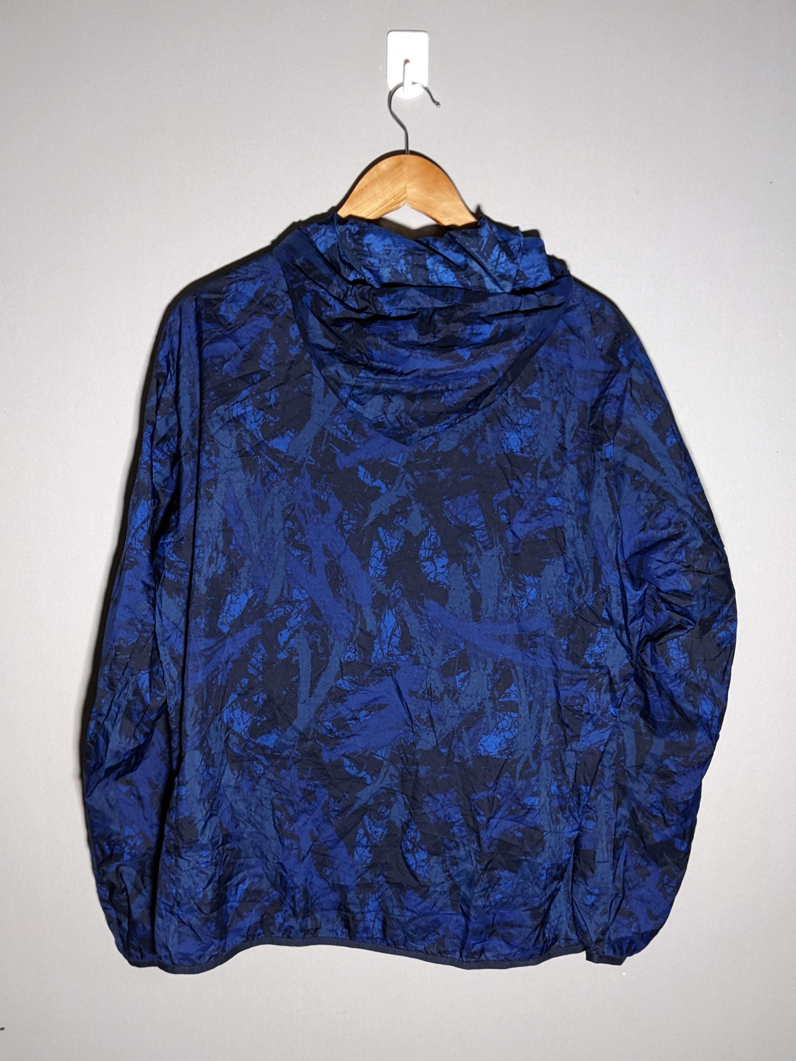 Uniqlo Meguru Yamaguchi Abstract Art Blue Windbreaker Jacket - 3