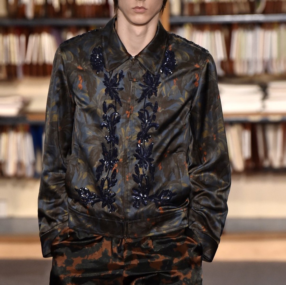 runway SS18 50 Sequin Embroidered Palm Print look52 - 9