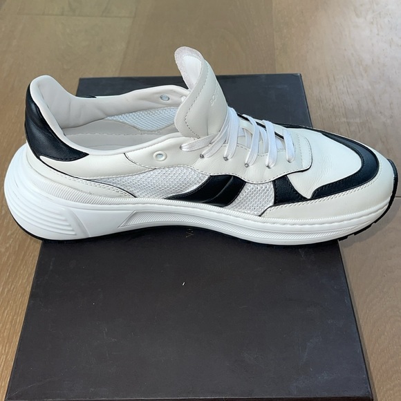 EUC - BOTTEGA VENETA Black & White
Men's Speedster Leather Sneakers Sz 44 - 7