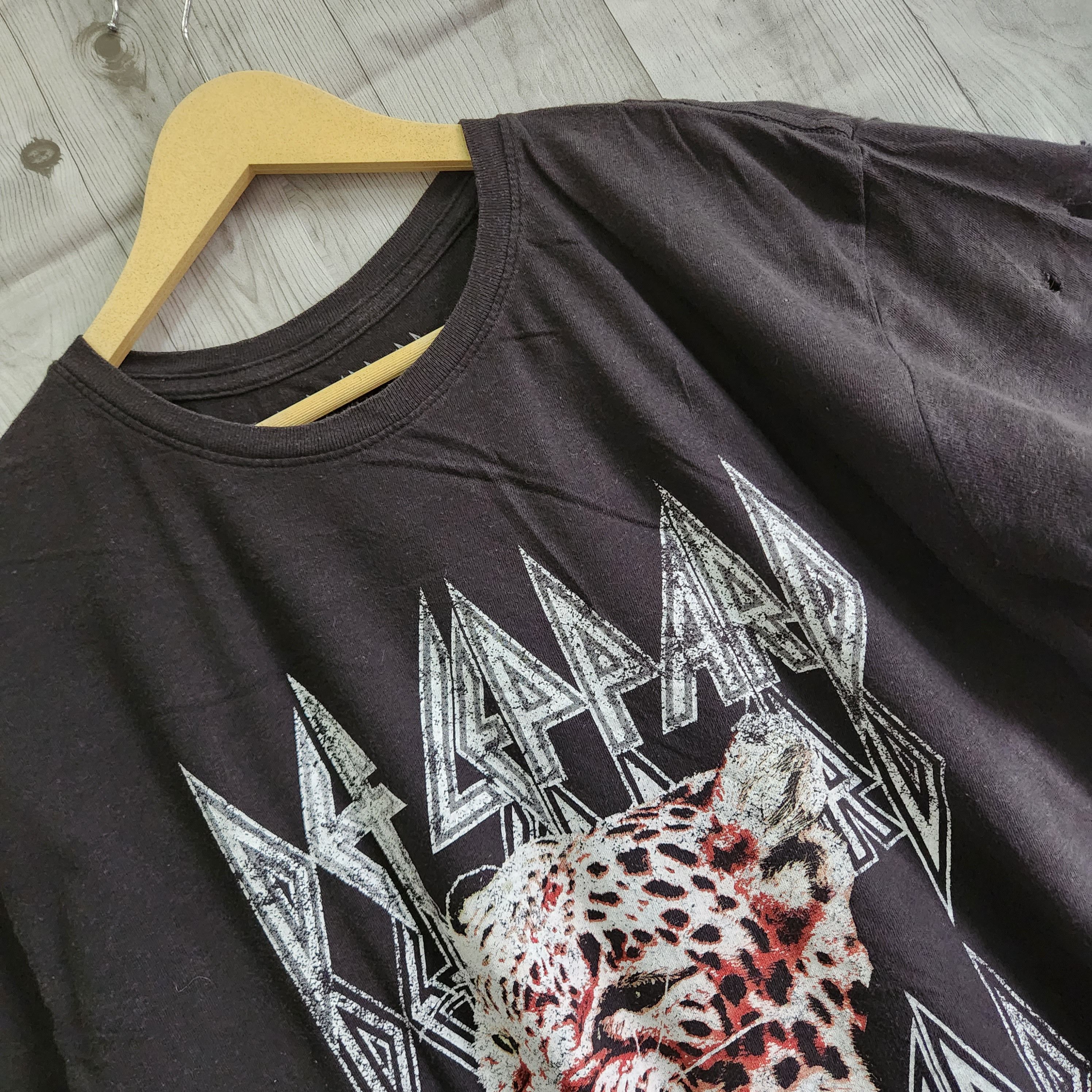 Band Tees - Distressed Def Leppard Tiger Printed Rock TShirt - 16