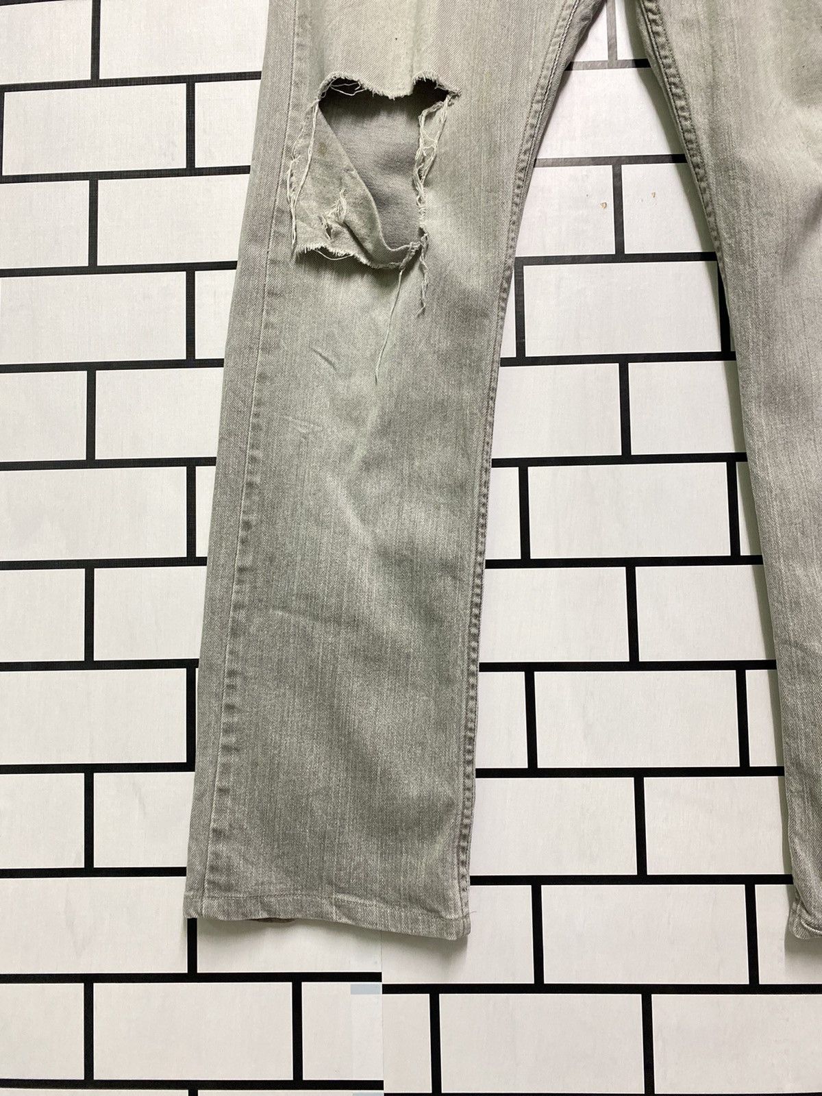 Vintage LEVIS 514 Slim Straight Grey Distressed Jean - L40 - 7