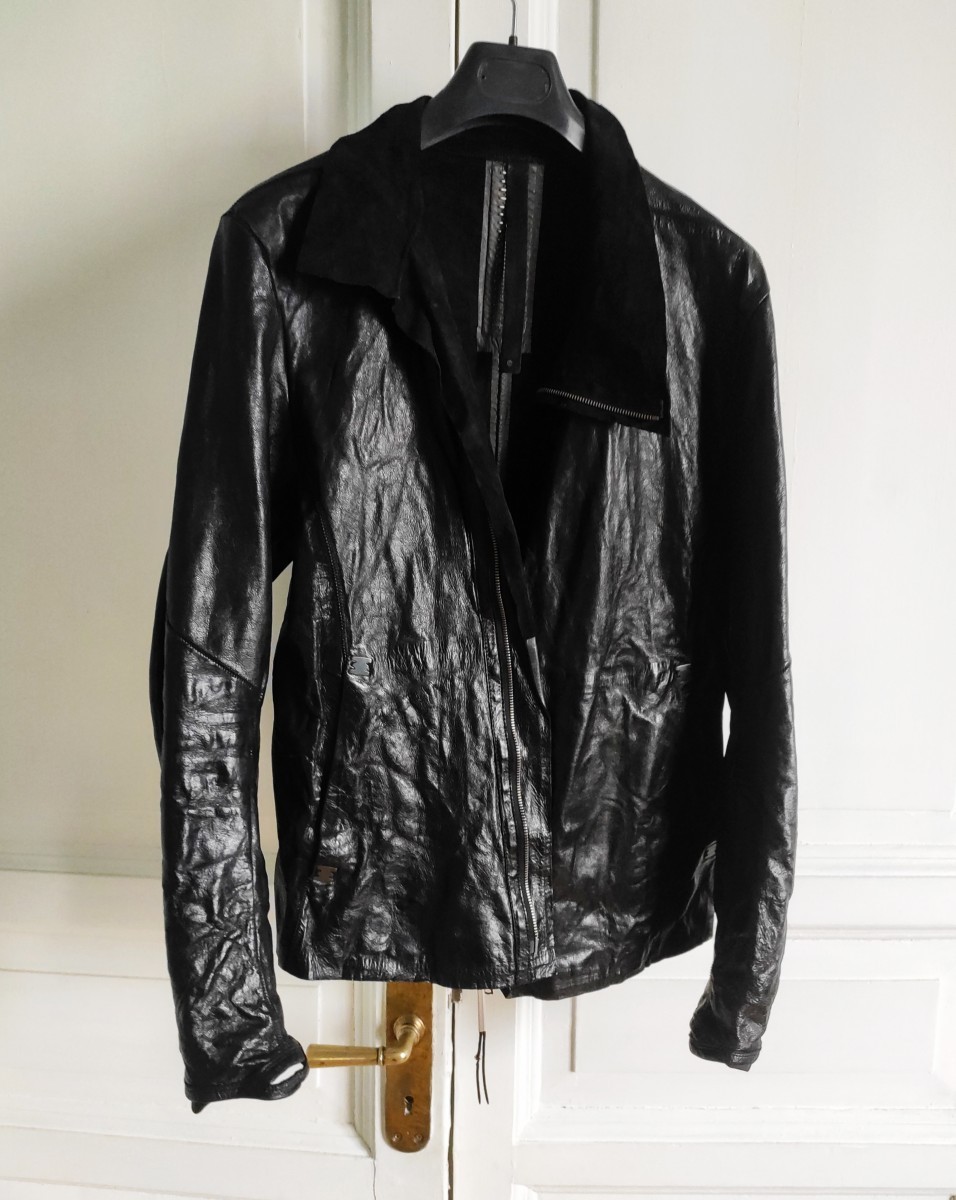 Black high-neck unlined asymmetric leather jacket - 7