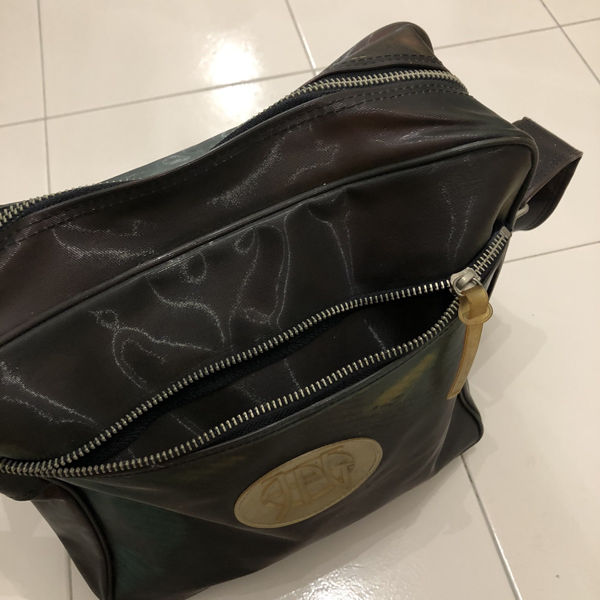 JPG Vinly sling bag - 8