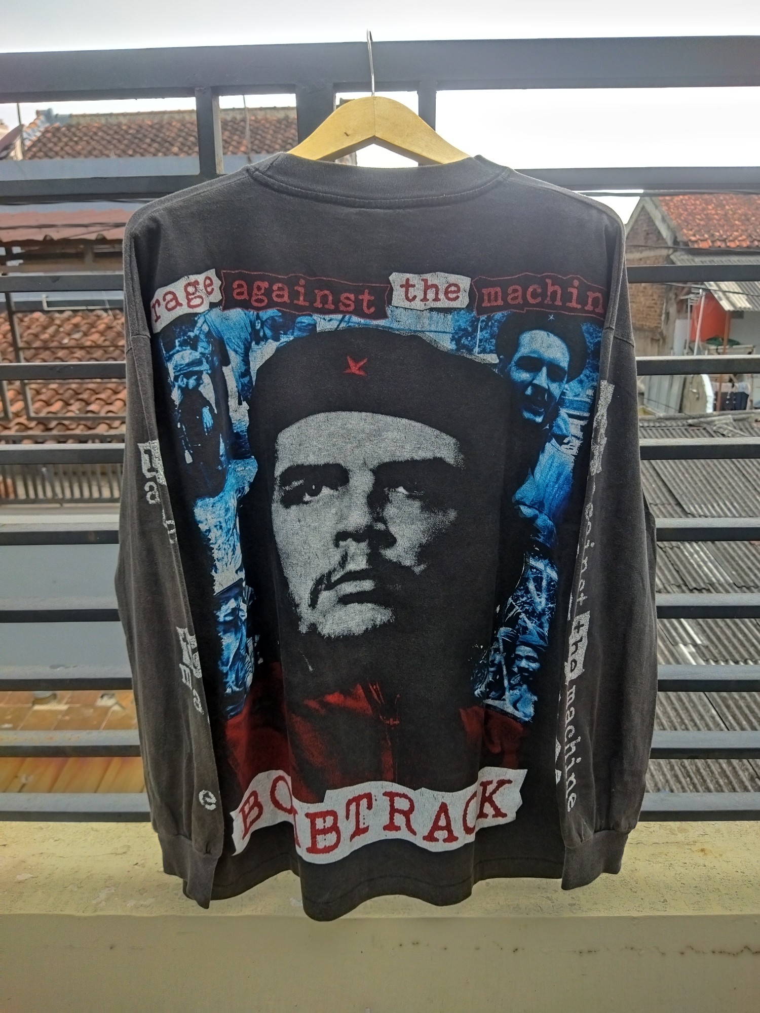 Bandtee Longsleeve
Rage Against the machine bootleg "BOMBTRACK"
Size OSFA - 2