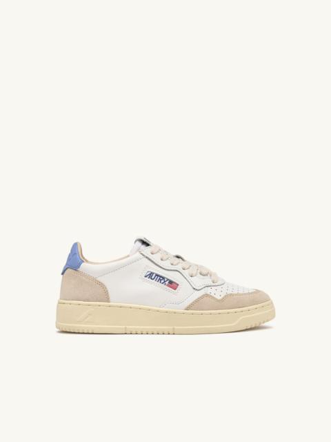 AUTRY MEDALIST LOW SNEAKERS IN WHITE AND DELLA ROBBIA BLUE SUEDE AND LEATHER