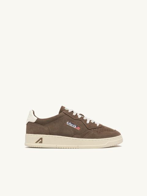 AUTRY MEDALIST LOW SNEAKERS IN CIGAR AND WHITE SUEDE