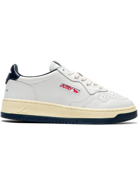 AUTRY Autry Medalist Leather Low Maison Kitsuné White Navy (Women's)