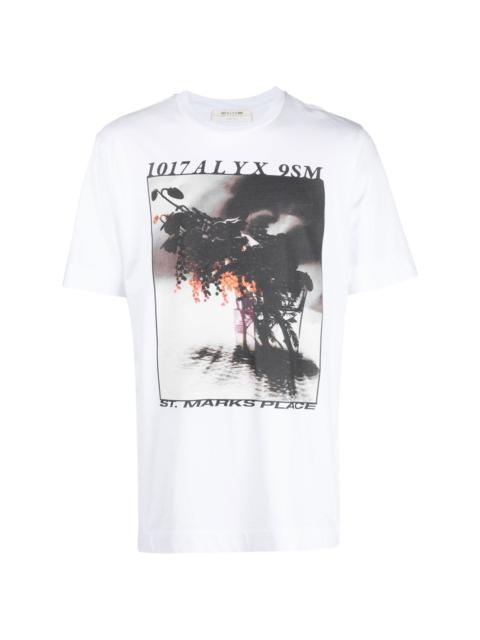 【1017 ALYX 9SM】Logo Graphic Print Short Sleeve T-shirt 1017 ALYX 9SM graphic-print Cotton T-shirt | Black | FARFETCH