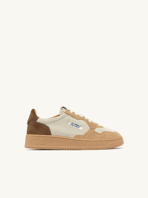 AUTRY MEDALIST LOW TRICOLOR SNEAKERS IN TUNDRA EGG AND PEANUT SUEDE
