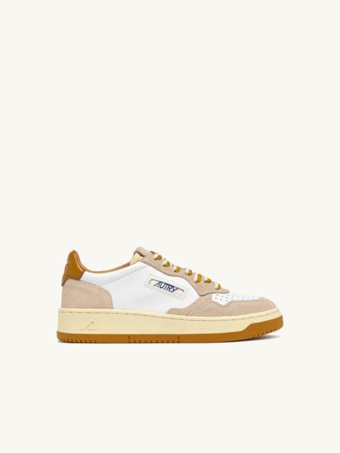 AUTRY MEDALIST LOW SNEAKERS IN SAND AND WOOD SUEDE AND LEATHER