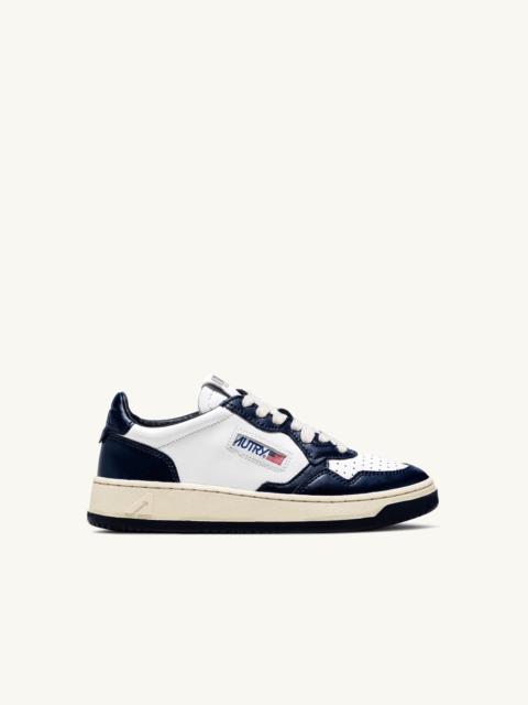 AUTRY MEDALIST LOW BICOLOR SNEAKERS IN WHITE AND BLUE LEATHER