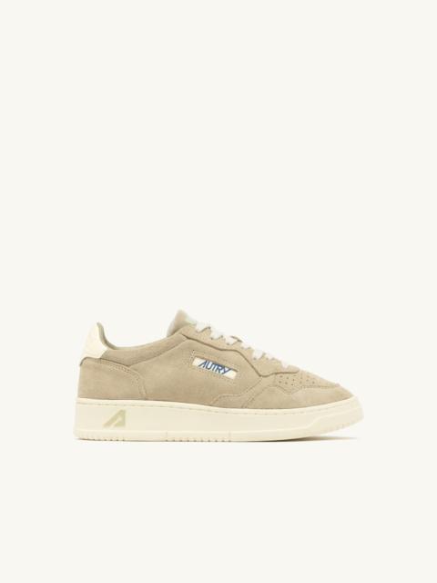 AUTRY MEDALIST LOW SNEAKERS IN SPONGE AND WHITE SUEDE