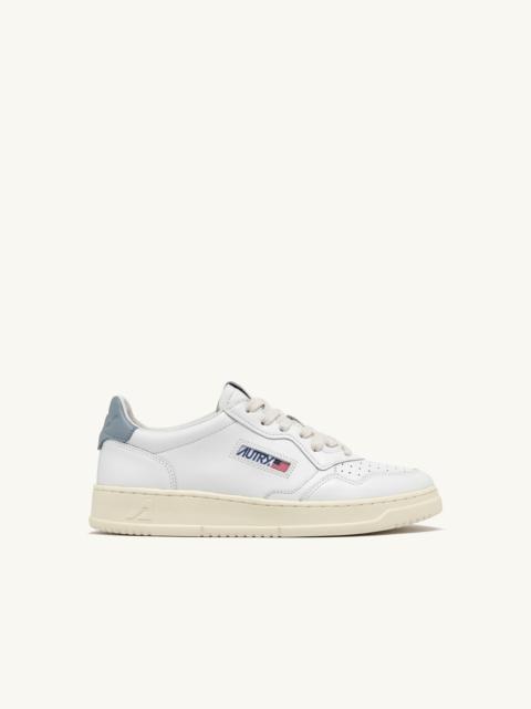AUTRY MEDALIST LOW SNEAKERS IN WHITE AND SILVER BLUE LEATHER