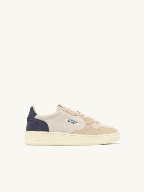 AUTRY MEDALIST LOW TRICOLOR SNEAKERS IN WHITE SAND AND BLUE SPACE SUEDE