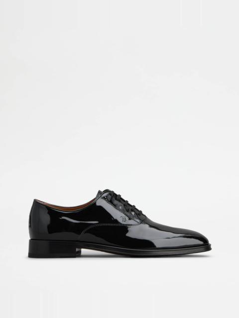Tod's LACE-UPS IN PATENT LEATHER - BLACK